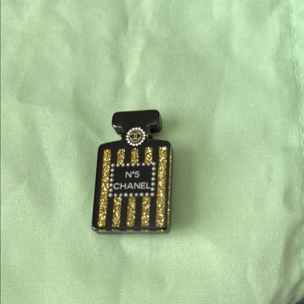 CHANEL N°5 Black and Gold Pin